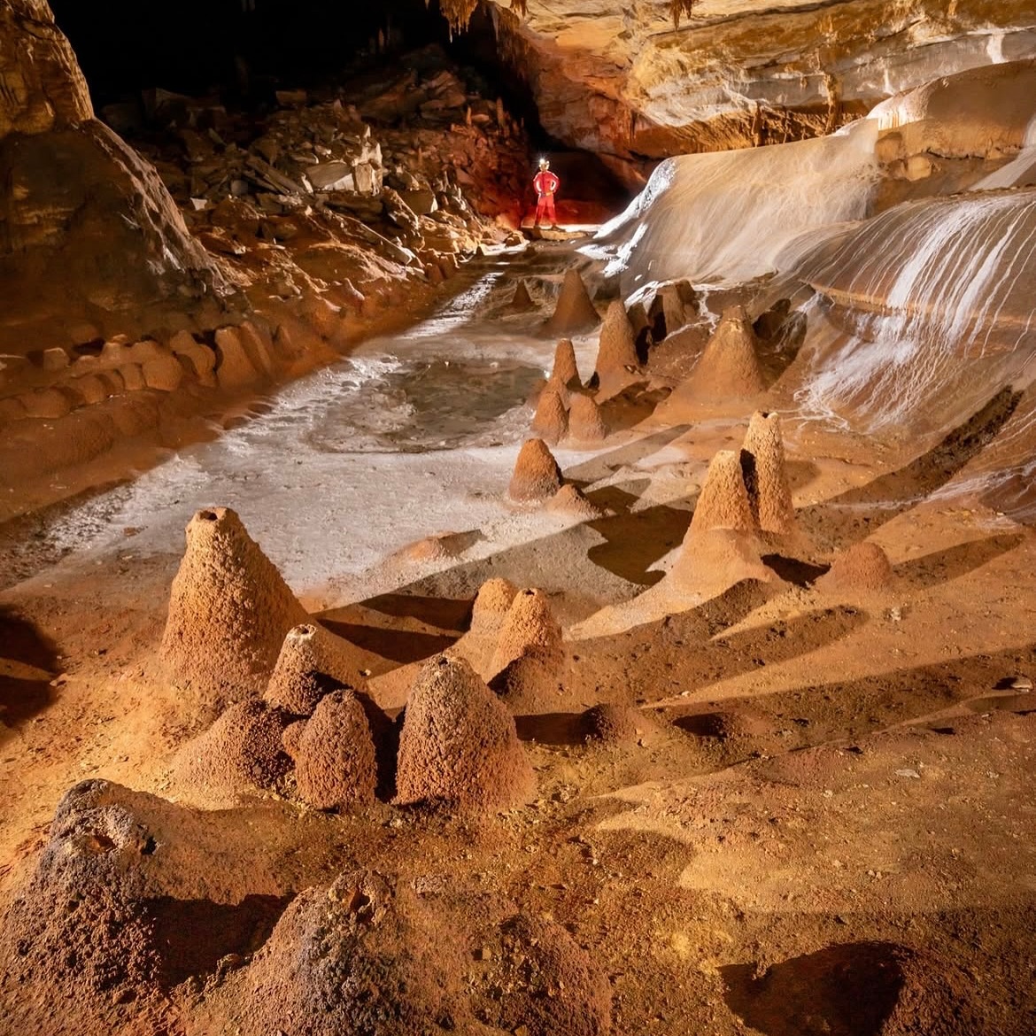 Interior iluminado da Caverna Torrinha