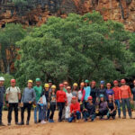 grupo enfrente caverna paredao comprimida